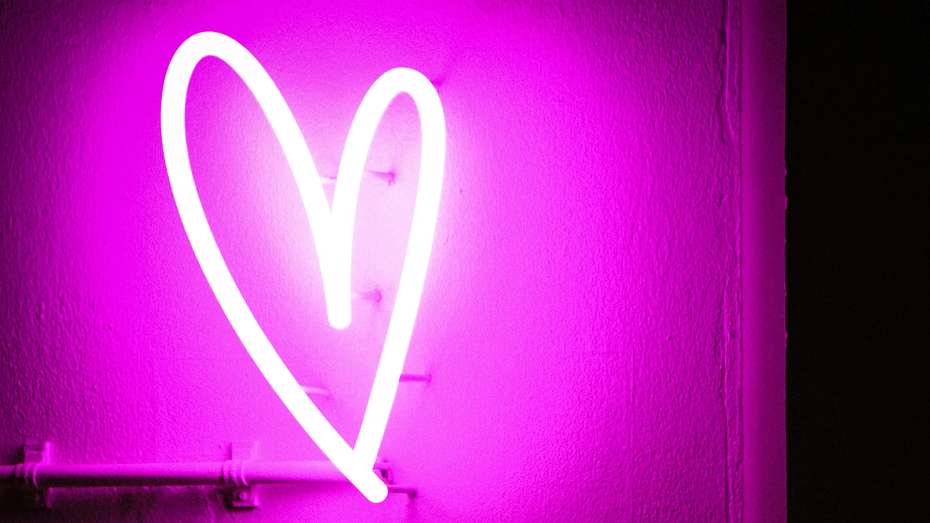 Neonskilt med inspirerende budskap i rosa farge.