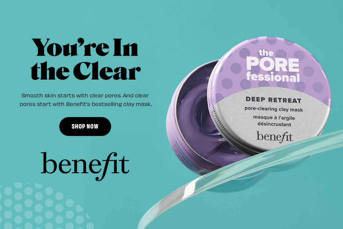 Vaaleanvioletti Benefit POREfessional Deep Retreat -savinaamio on esillä sinisellä taustalla. Teksti "You’re In the Clear" ja "Smooth skin starts with clear pores. And clear pores start with Benefit’s bestselling clay mask." näkyvät vasemmalla.