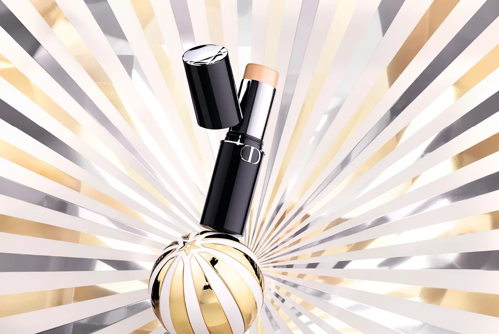 Dior Forever Skin Perfect Foundation Stick på strålande vit, silver och guld bakgrund.