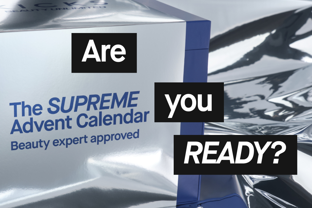 Hopeanvärinen joulukalenteri, jossa on sinisiä yksityiskohtia, nimeltään "The SUPREME Advent Calendar". Teksti "Are you READY?" näkyy kuvan vasemmalla puolella.