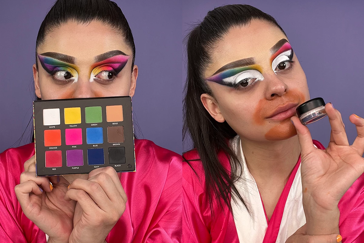 Två personer med suddade ansikten håller upp sminkprodukter mot en lila bakgrund.