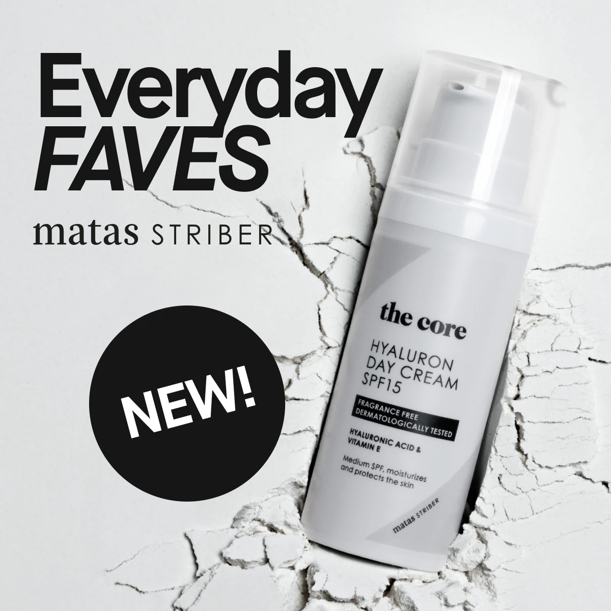Bilde som viser et nytt hudpleieprodukt fra Matas Striber. Produktet er The Core Hyaluronic Day Cream SPF15, en hvit flaske med dagkrem som inneholder hyaluronsyre og vitamin E.