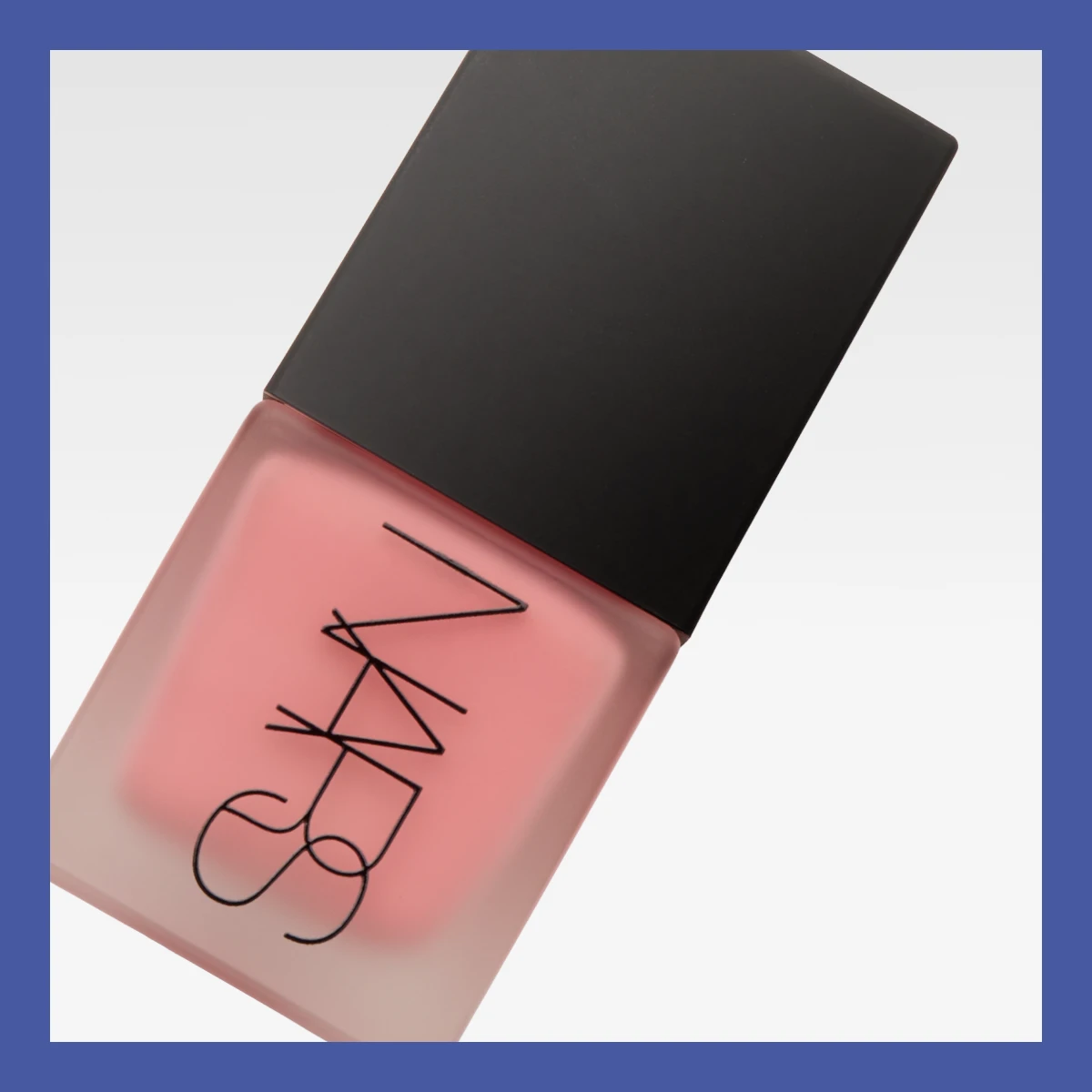 NARS-rouge i rosa flaska med svart kork.