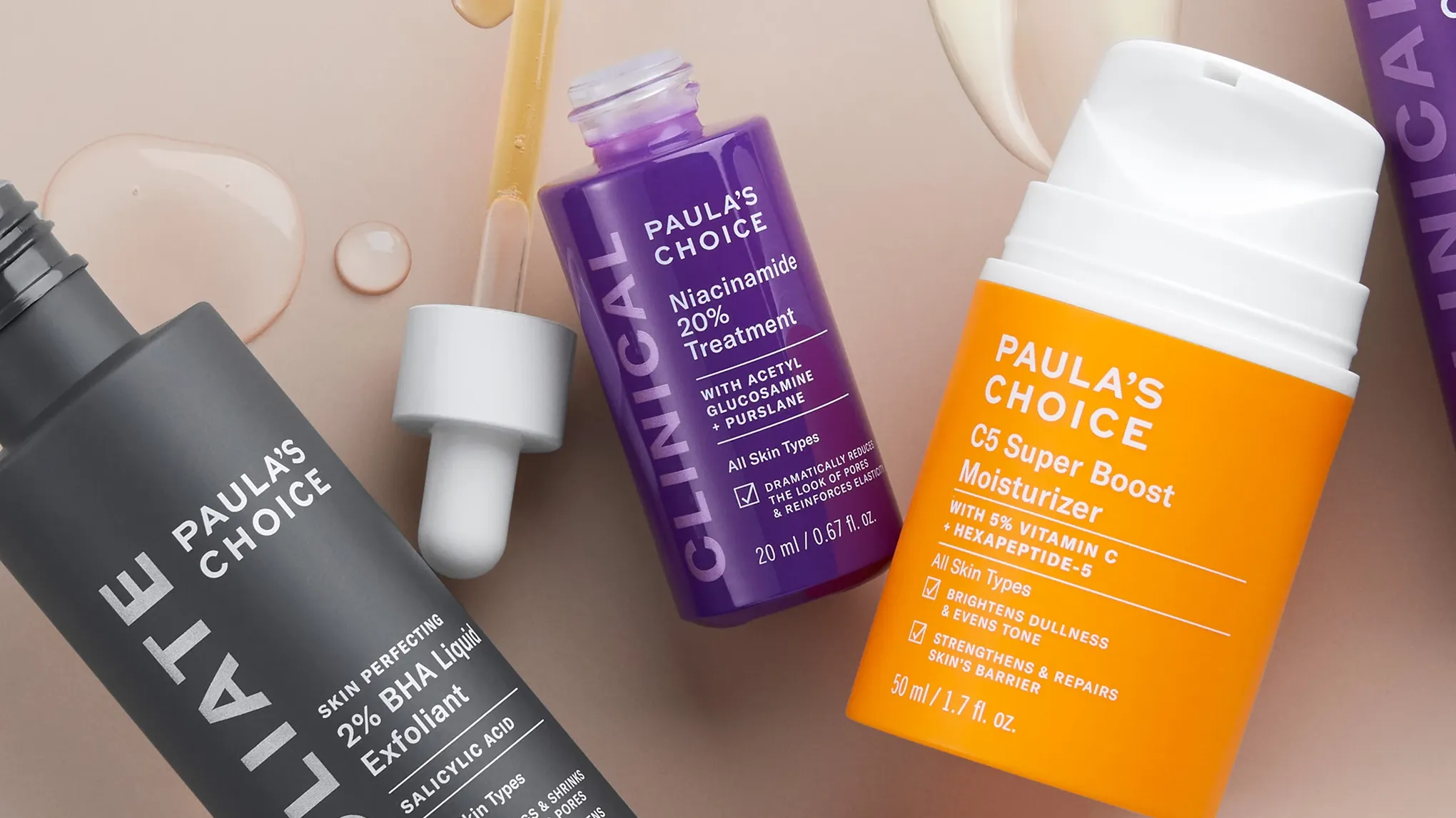 Lähikuva kolmesta Paula's Choice -ihonhoitotuotteesta: kuorinta-aine, niasiamidihoito ja kosteusvoide.