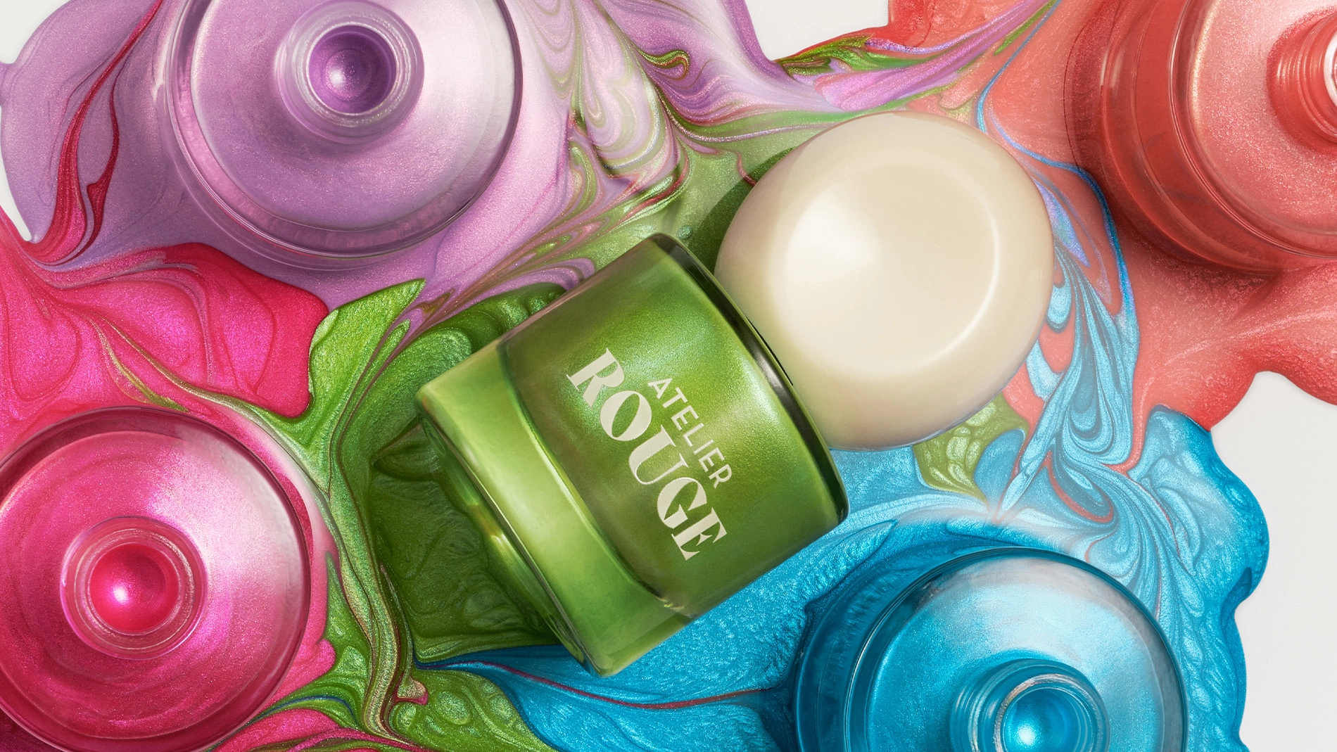 Färgglada nagellacksflaskor som har läckt och bildat abstrakta mönster.