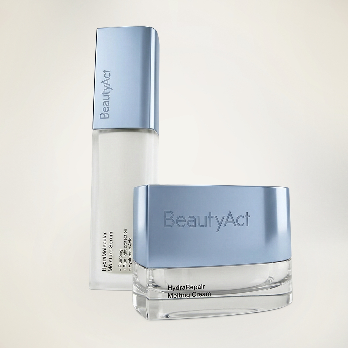 BeautyAct-ihonhoitotuotteet, seerumi ja kasvovoide sinisessä pakkauksessa: pullo tekstillä “HydraMolecular Moisture Serum” ja “+ moisture + barrier protection + blue light protection + hyaluronic acid” sekä purkki tekstillä “HydraRepair Melting Cream” vaaleaa taustaa vasten.