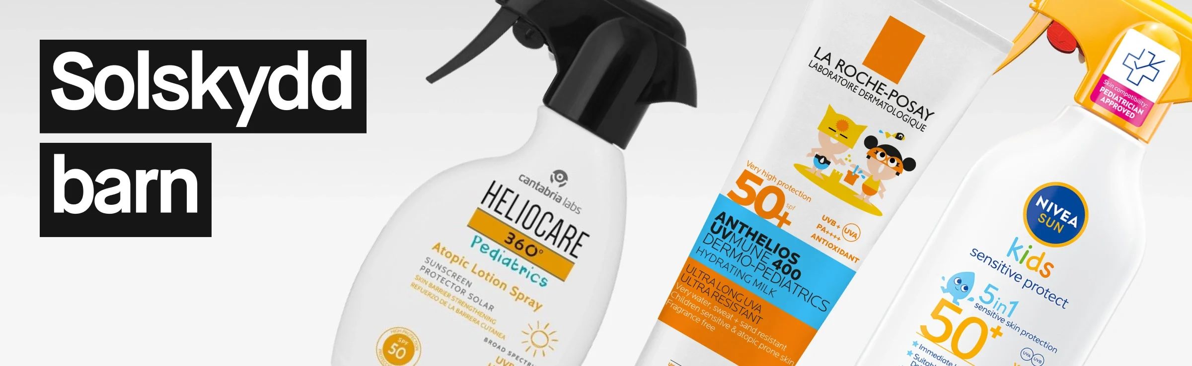 Tre solskyddsprodukter för barn mot ljus bakgrund: Heliocare 360 Pediatrics spray med svart pump, La Roche-Posay Anthelios UVMune 400 Dermo-Pediatrics SPF 50+ tub och Nivea Sun Kids Sensitive Protect SPF 50+ spray. Texten “Solskydd barn” visas i vit text på svart bakgrund till vänster.