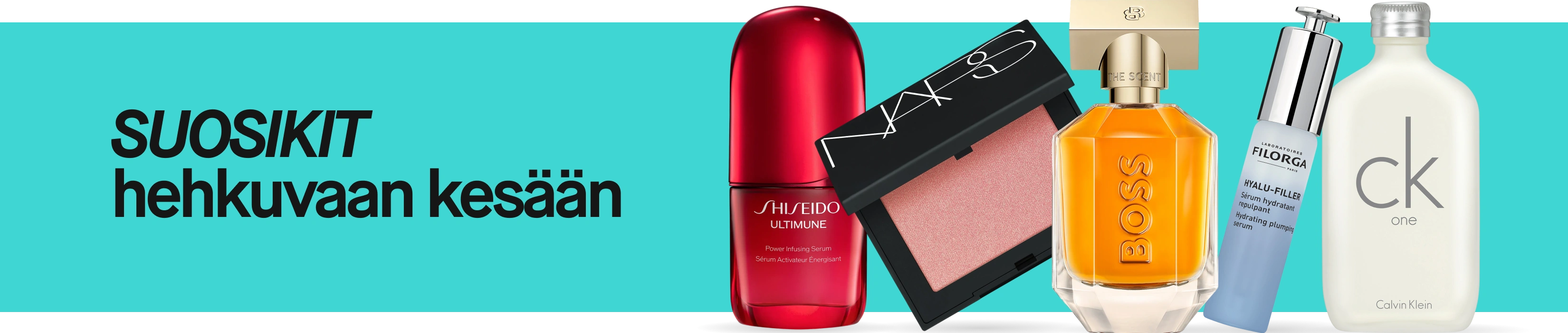 Turkoosi kampanjabanneri tekstillä “MUST-HAVES för en glammig sommar” sekä beauty-tuotteita Shiseidolta, NARSilta, Hugo Bossilta, Filorgalta ja Calvin Kleiniltä. Näkyvissä tuotteissa ovat Ultimune-seerumi, poskipuna, The Scent -hajuvesi, Hyalu-Filler -seerumi ja CK One -hajuvesi.