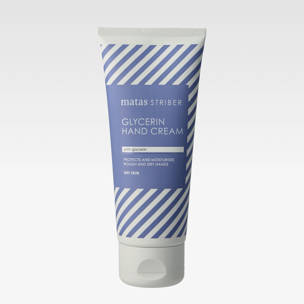 Blå och vit tub med Matas Striber Glycerin Hand Cream med randigt mönster på förpackningen. Handkrämen innehåller glycerin och texten “PROTECTS AND MOISTURISES ROUGH AND DRY HANDS” samt “DRY SKIN” syns på produkten.