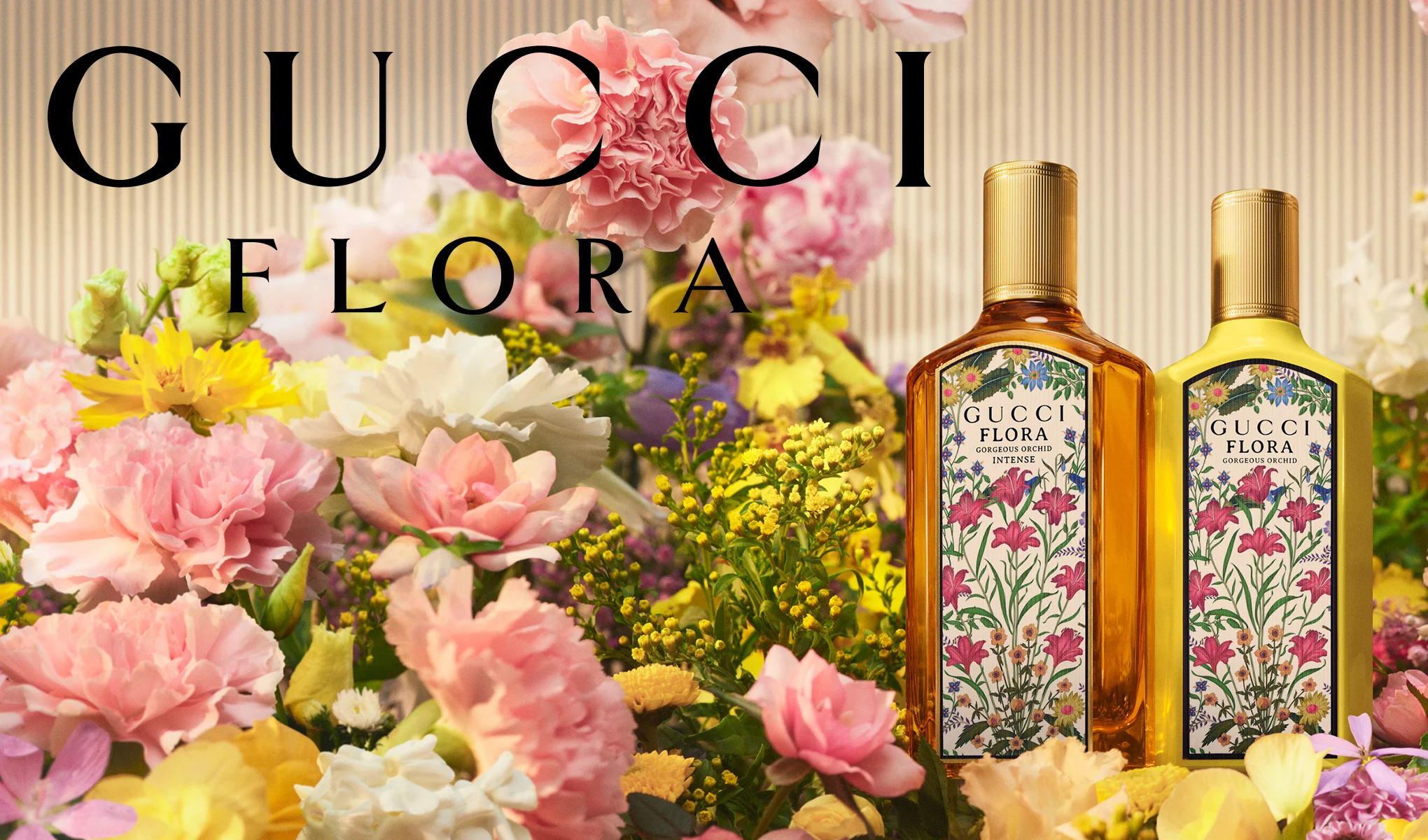 En person sitter blant blomster foran det hvite Hollywood-skiltet og holder opp en Gucci Flora-parfymeflaske. Teksten "GUCCI FLORA" vises øverst, og nederst står "FLORA GORGEOUS ORCHID EAU DE PARFUM & THE NEW INTENSITY". To parfymeflasker med etikettene "GUCCI FLORA GORGEOUS ORCHID" og "GUCCI FLORA GORGEOUS ORCHID INTENSE" vises nederst til høyre.
