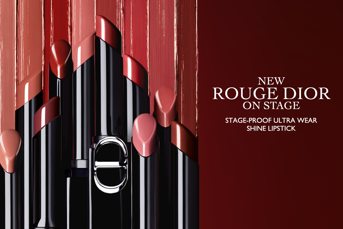 Uusi Rouge Dior On Stage -huulipuna. Näyttämövarma, erittäin kestävä kiiltävä huulipuna. Kuvassa näkyy useita huulipunia eri sävyissä, taustalla huulipunaviivoja.