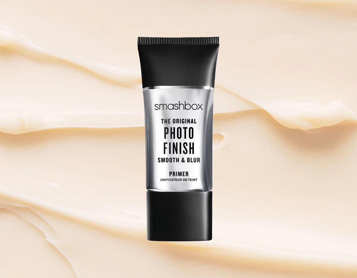 Smashboxin Photo Finish Smooth & Blur Primer beigeä, laskostettua taustaa vasten.