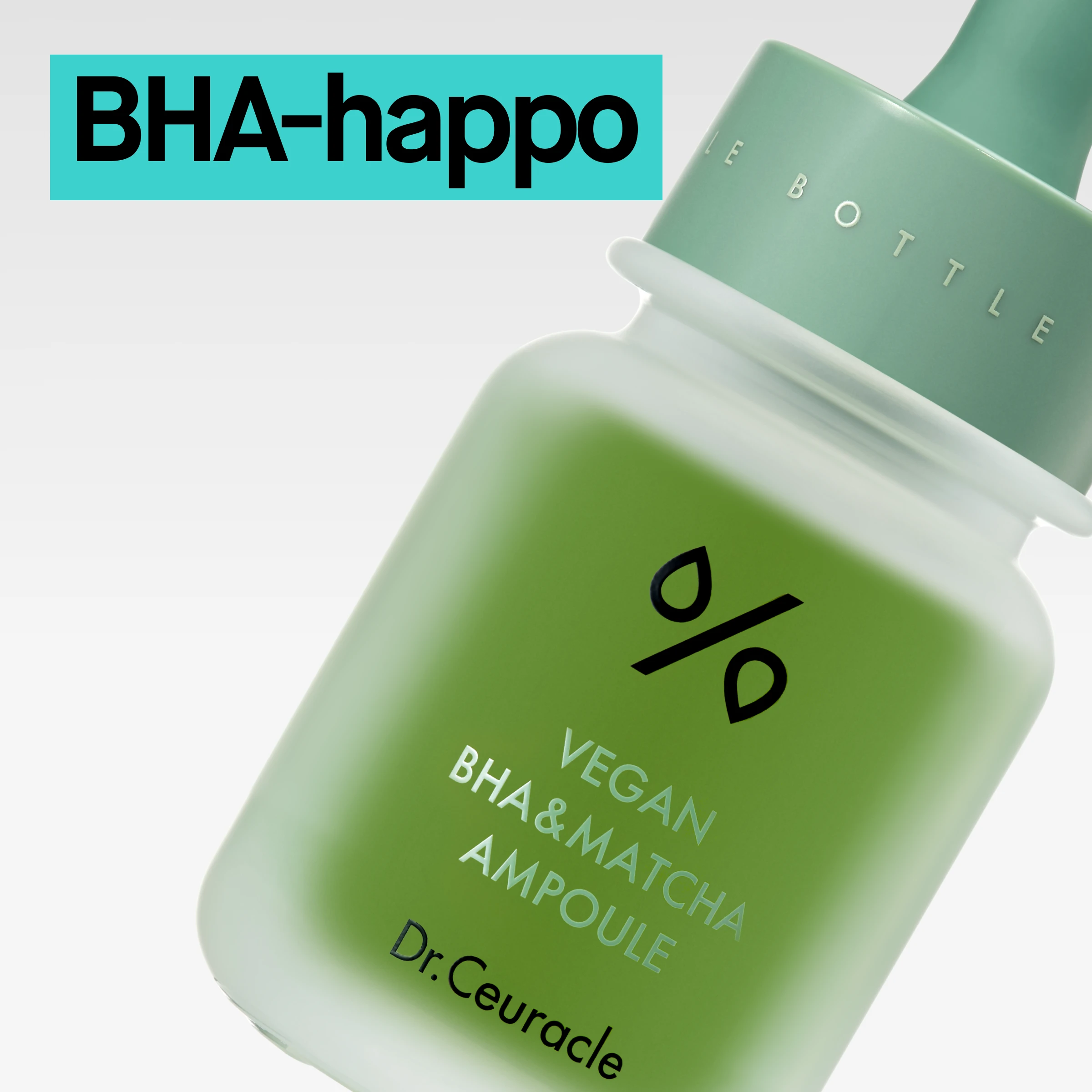 Vihreä lasipullo pipetillä ja teksti ”Vegan BHA & Matcha Ampoule Dr. Ceuracle”, kuvattu vinosti vaaleaa taustaa vasten ja turkoosi ”BHA”-merkintä.