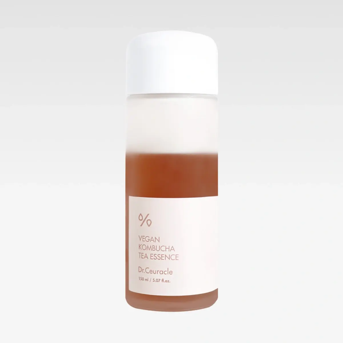 Flaska med Dr. Ceuracle Vegan Kombucha Tea Essence, text “150 ml / 5.07 fl. oz.” och minimalistisk design i brun och vit ton.