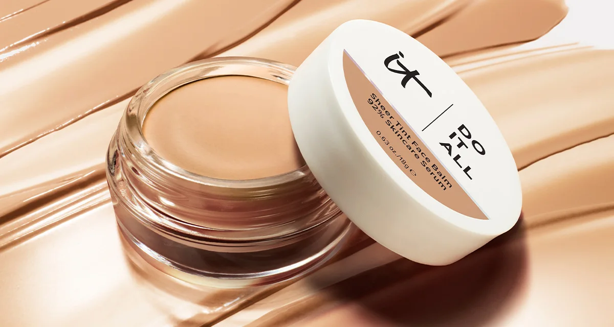 IT Cosmetics Do It All 3-In-1 SkinCare Serum Balm i öppen burk mot beige bakgrund.