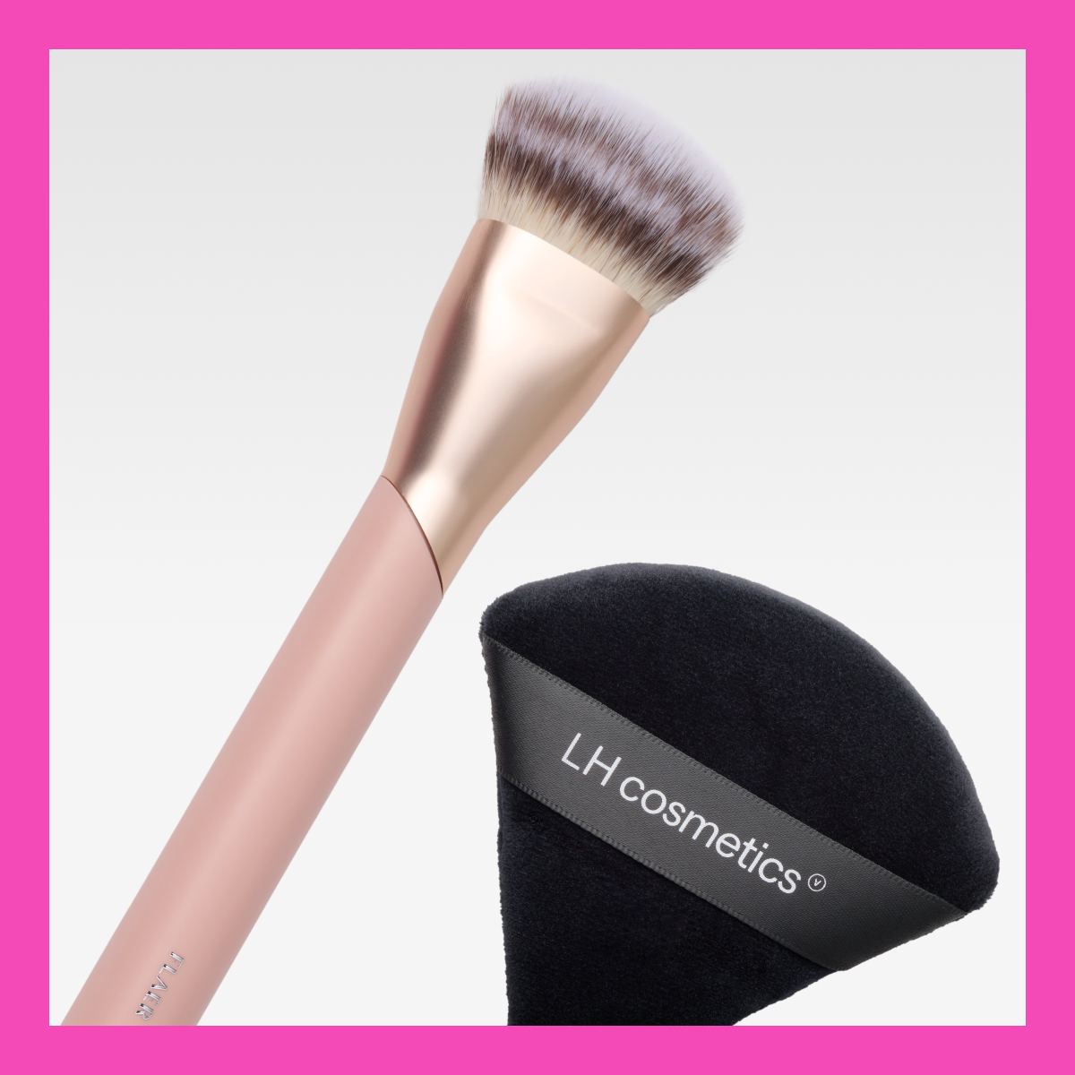 LH Cosmeticsin meikkisivellin ja meikkisieni. Siveltimessä on vaaleanpunainen varsi ja kultainen pää, kun taas sieni on musta LH Cosmetics -logolla.