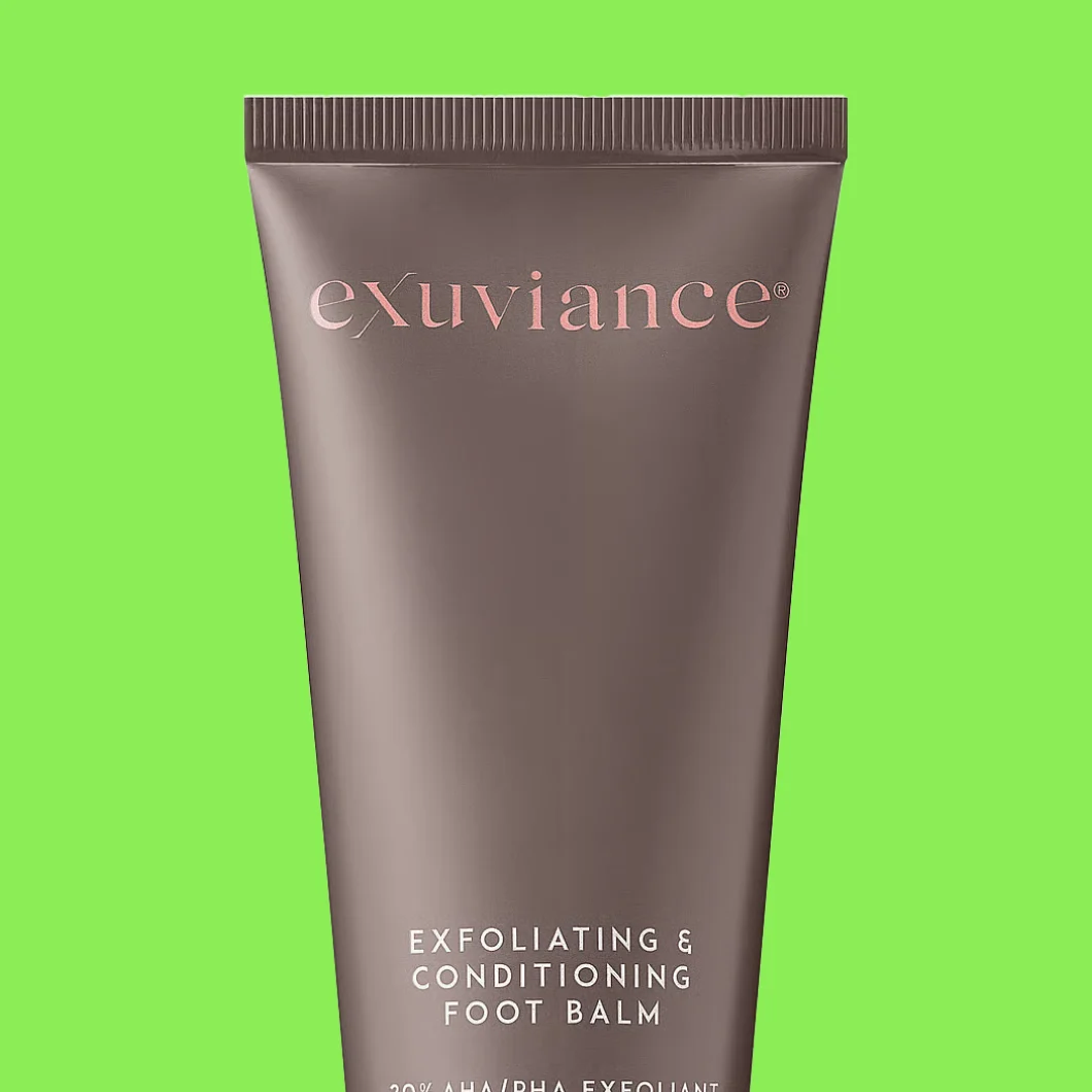 Tuubi, jossa teksti “exuviance Exfoliating & Conditioning Foot Balm 20% AHA/PHA Exfoliant” vihreää taustaa vasten.