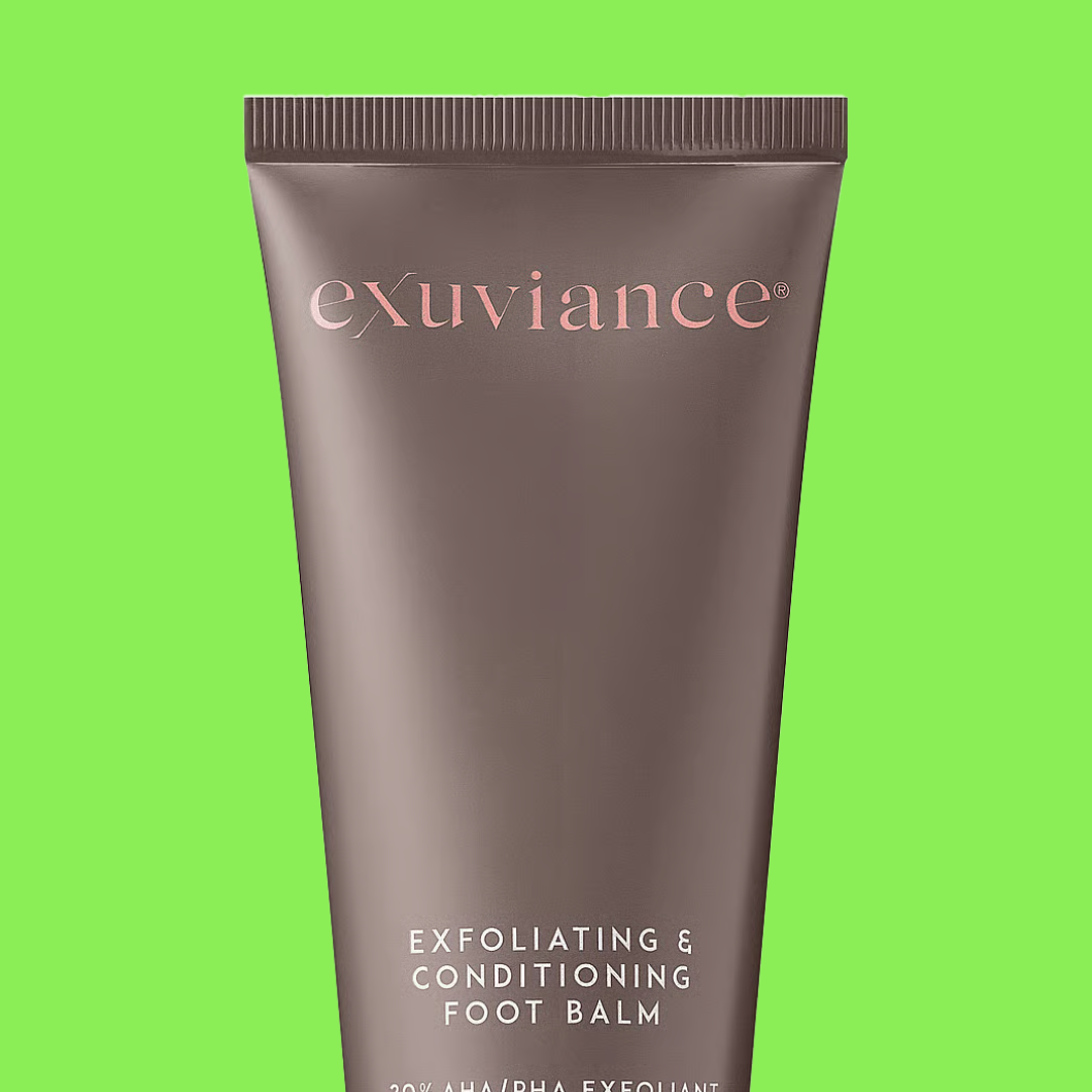 Tube merket “exuviance Exfoliating & Conditioning Foot Balm 20% AHA/PHA Exfoliant” mot grønn bakgrunn.
