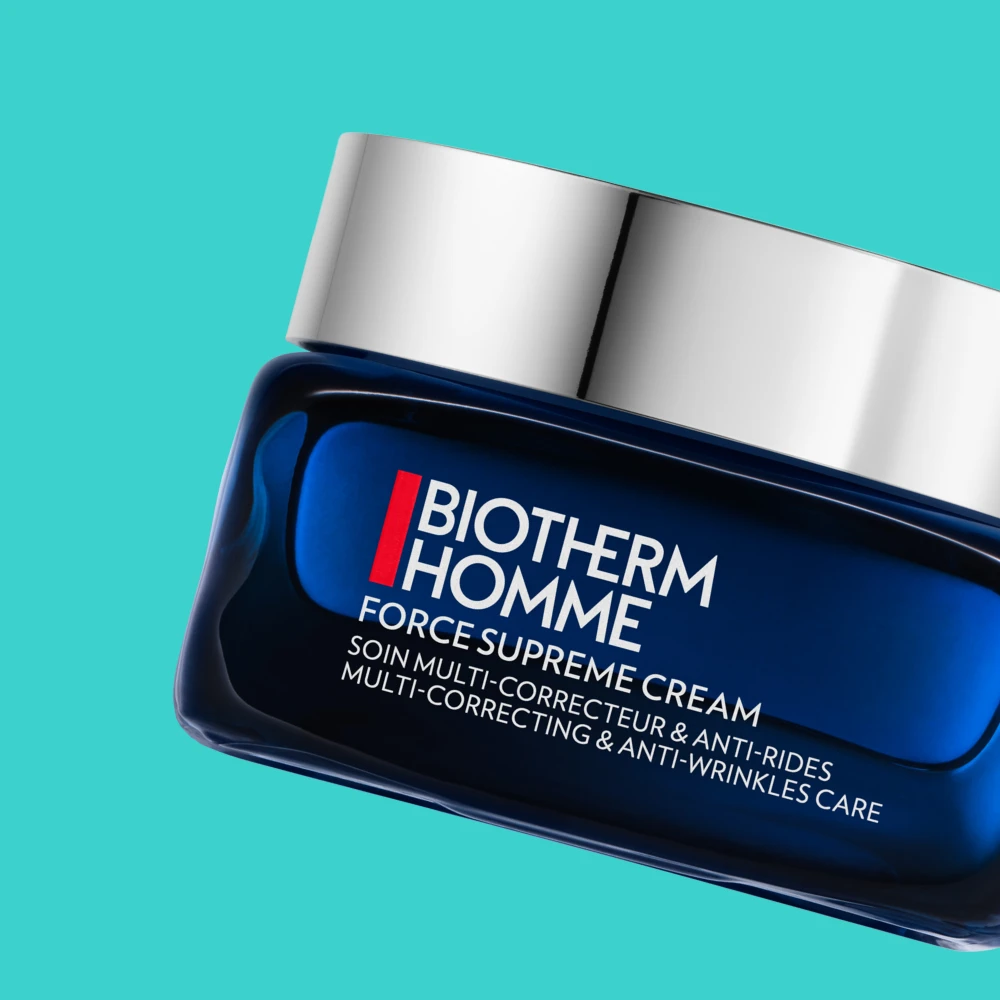 Bild som visar en blå burk med Biotherm Homme Force Supreme Cream. Bakgrunden är turkos.