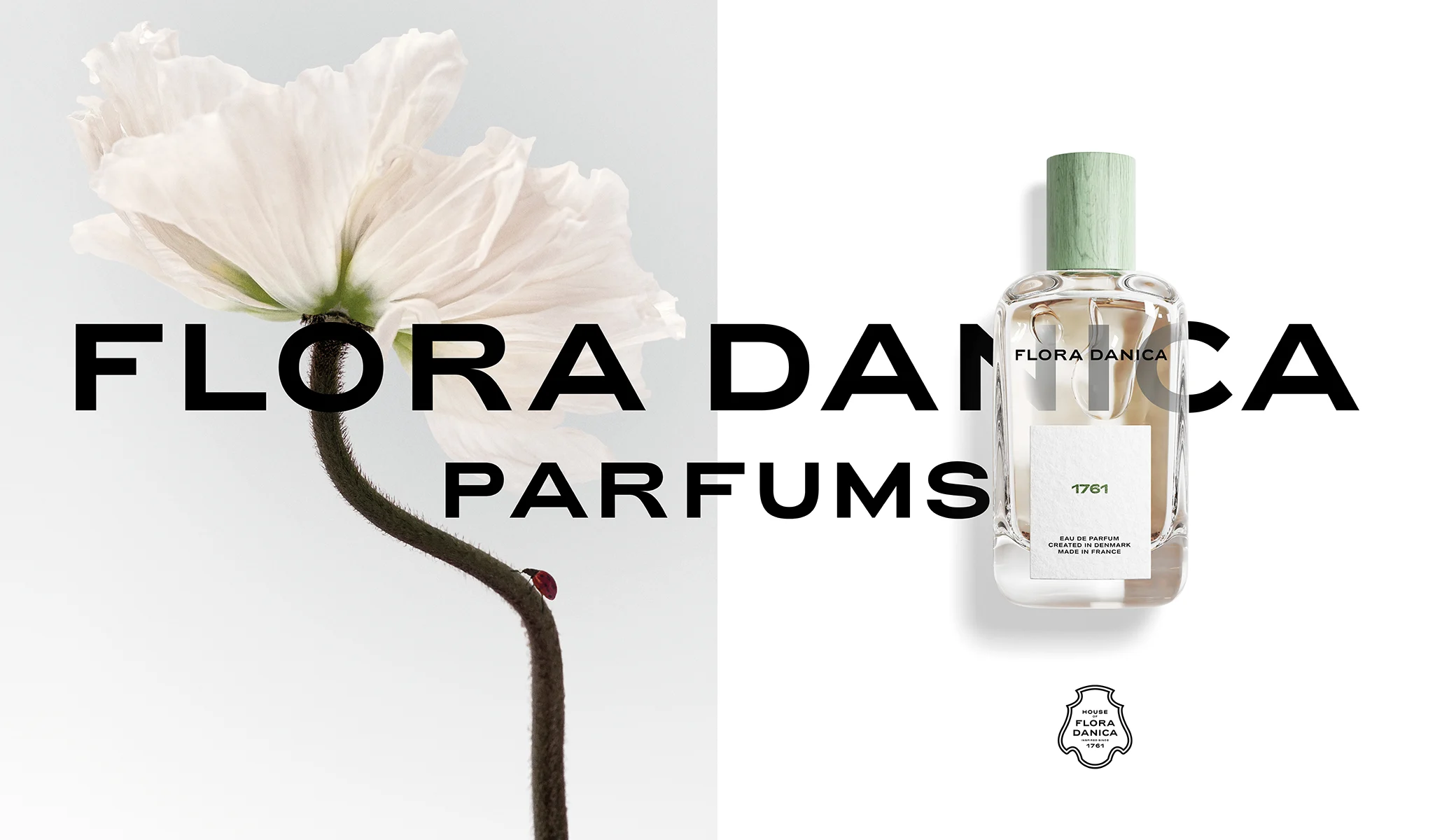 Vit blomma till vänster och en parfymflaska från Flora Danica till höger. Texten "Flora Danica Parfums" är placerad över blomman och parfymflaskan. Parfymflaskan har en grön kork och etiketten visar namnet "1761". Bakgrunden är delad i en ljusgrå och vit ton, vilket skapar en elegant och stilren presentation.
