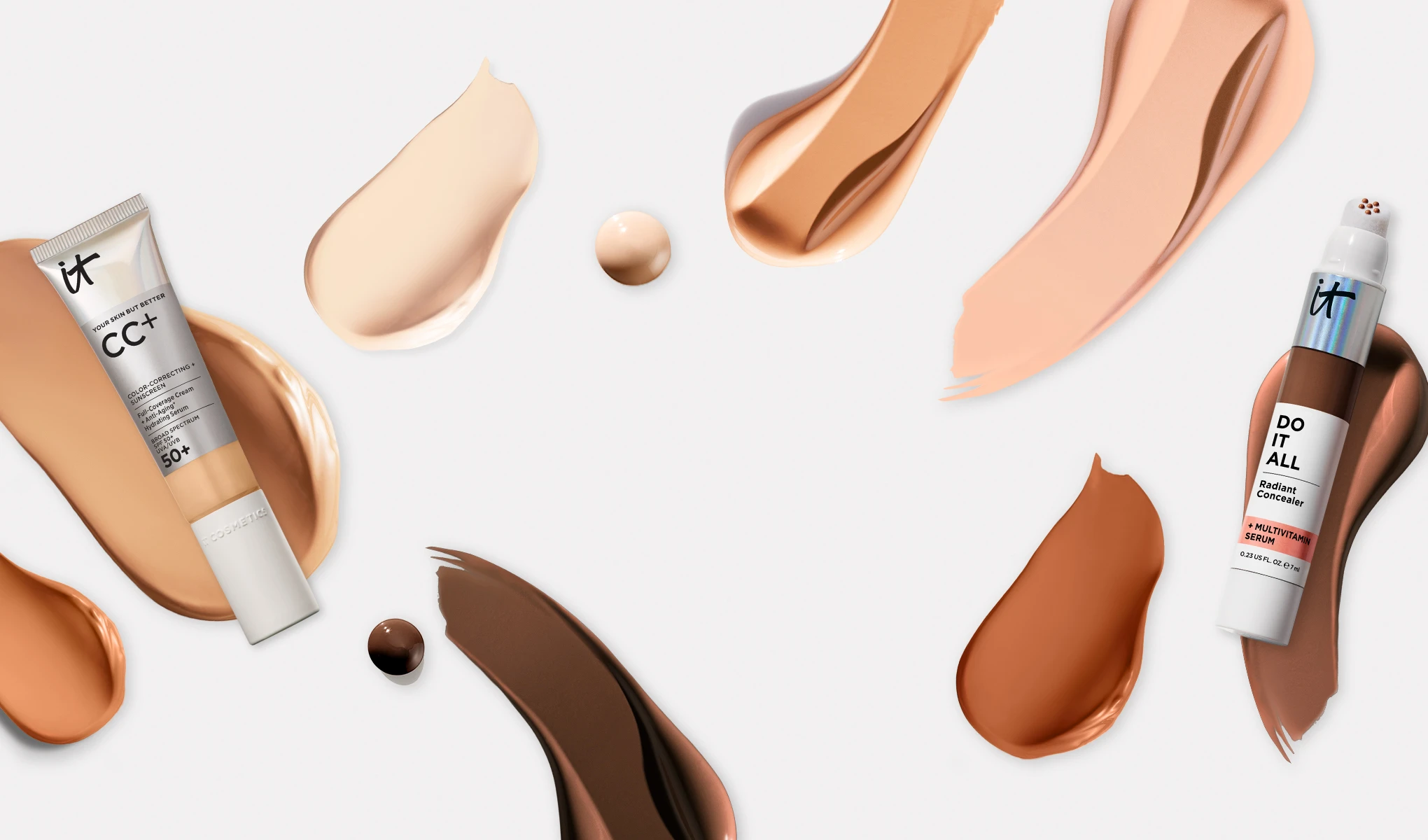 IT Cosmetics CC+ foundation og Do It All Radiant Concealer mot hvit bakgrunn omgitt av foundationstrøk i ulike nyanser.