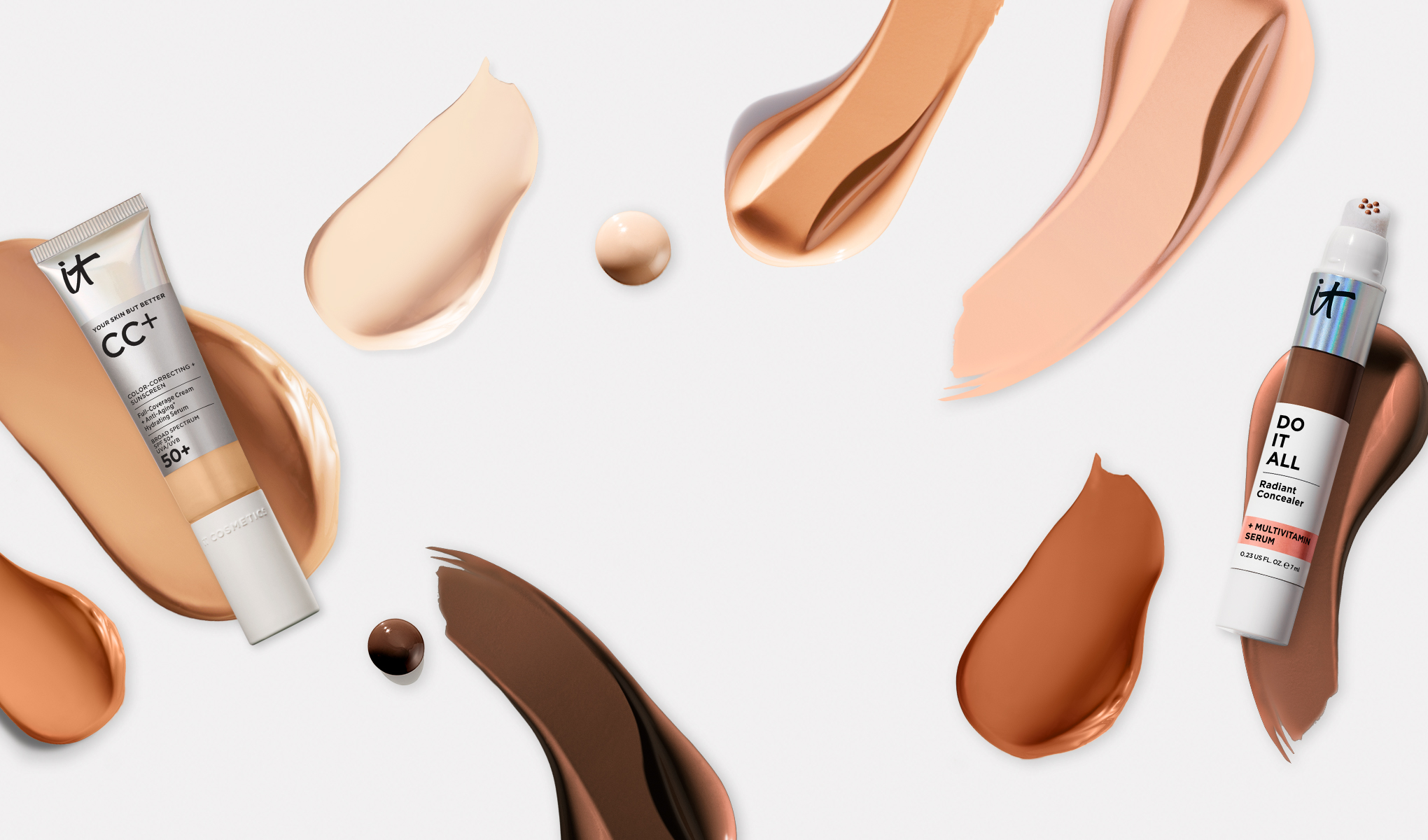 IT Cosmetics CC+ -meikkivoide ja Do It All Radiant Concealer valkoisella taustalla eri sävyisten meikkivoidesiveltimien ympäröimänä.