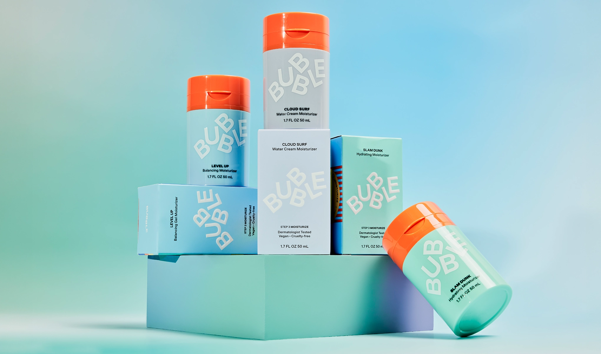 Bubble fuktighetskrämer i färgglada förpackningar, inklusive produkter som Cloud Surf och Slam Dunk. Bakgrunden är ljusblå.