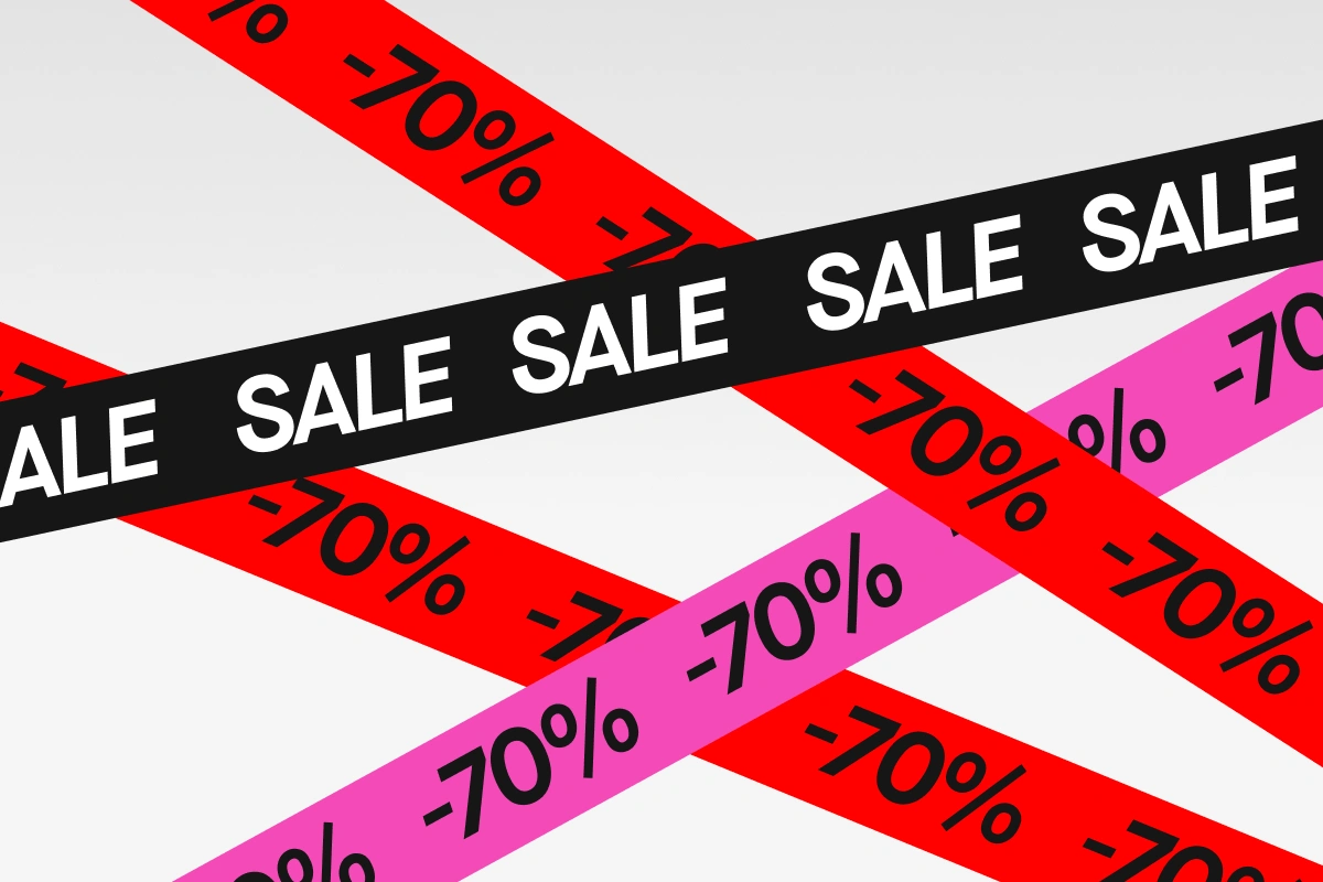 Graafinen SALE-banneri vaaleanharmaata taustaa vasten mustilla, pinkeillä ja punaisilla vinonauhoilla. Näkyvä teksti sisältää toistuvat “SALE” ja “70%”.