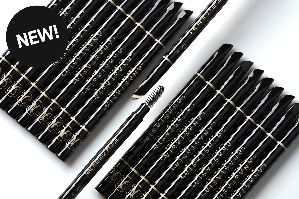 Flera svarta ögonbrynspennor från Anastasia Beverly Hills med texten “Brow Pencil” och “Anastasia Beverly Hills”, samt en svart cirkel med texten “NEW!”.