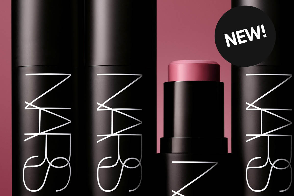 Nars The Multiple mot rosa bakgrund, loggan syns på förpackningen. Sticker med texten NEW!