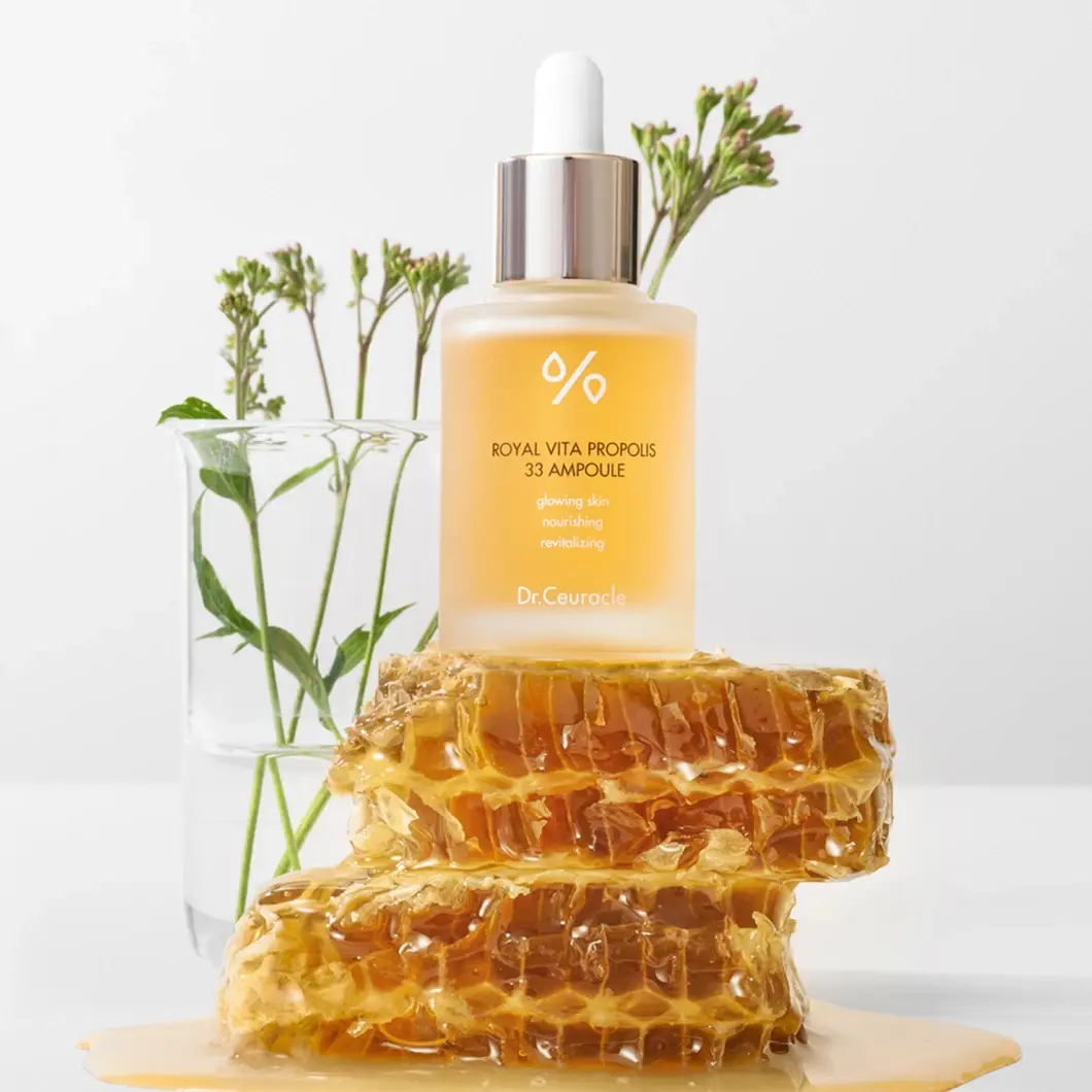Dr. Ceuracle Royal Vita Propolis 33 Ampull på honungskaka. Främjar strålande, närande och vitaliserande hud.