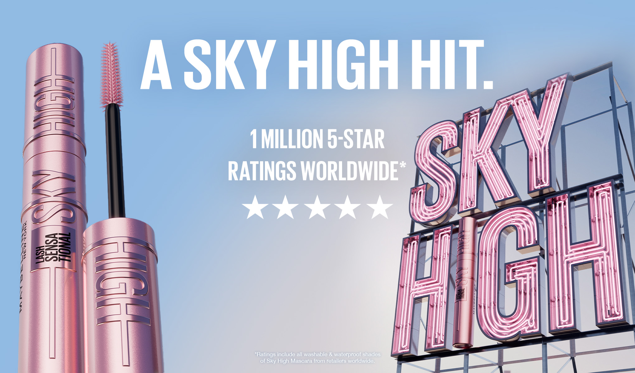 Maybelline Sky High mascara i rosa emballasje mot blå bakgrunn, med tekst om vurderinger og “A sky high hit”.