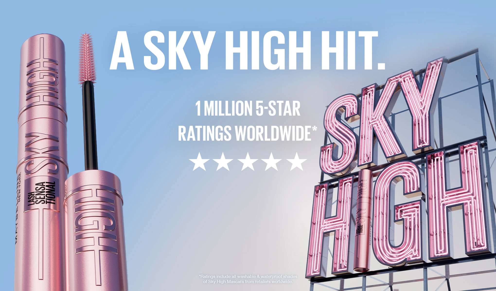Maybelline Sky High mascara i rosa emballasje mot blå bakgrunn, med tekst om vurderinger og “A sky high hit”.