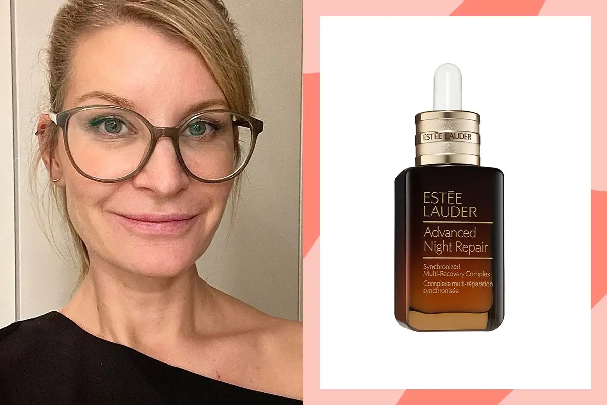 KICKS egen beautyexpert Åsa iklädd svart Kicks tröja samt produkten Estee Lauder Advanced Night repair