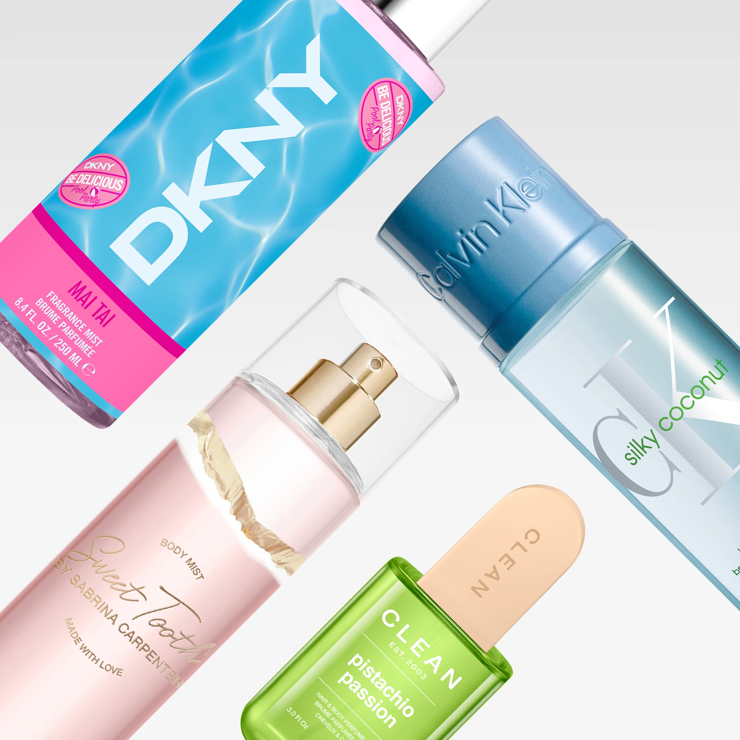 Utvalgte beautyprodukter fra DKNY, Calvin Klein, Sabrina Carpenter og CLEAN vises mot lys grå bakgrunn. Bildet inneholder parfyme- og body mist-produkter med tekstene “DKNY Be Delicious Pool Party Mai Tai”, “CK One Silky Coconut”, “Sweet Tooth by Sabrina Carpenter” og “CLEAN Pistachio Passion”.
