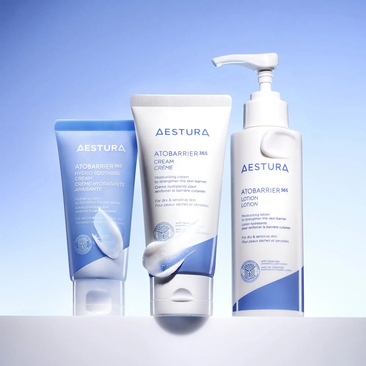 Tre Aestura Atobarrier 365-produkter: Hydro Soothing Cream, Cream og Lotion, designet for å styrke hudbarrieren.