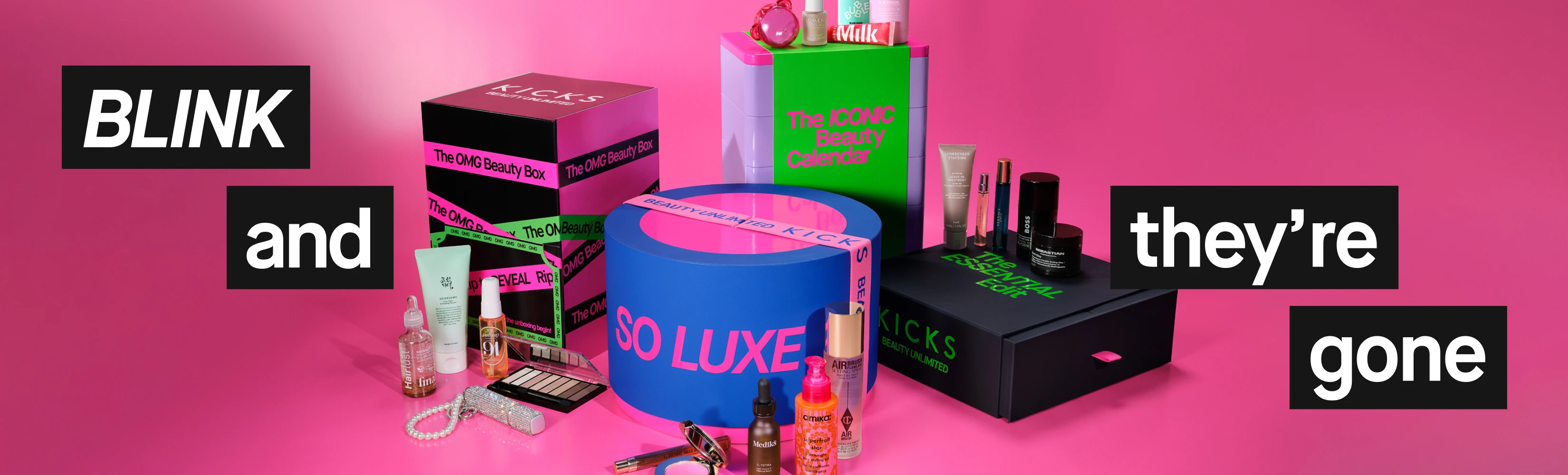 Texten “BLINK and they’re gone” visas över KICKS-presentboxarna “The OMG Beauty Box”, “The ICONIC Beauty Calendar”, “SO LUXE” och “The ESSENTIAL Edit” mot rosa bakgrund, tillsammans med makeup-, hudvårds- och hårvårdsprodukter. Synliga texter inkluderar även “BEAUTY UNLIMITED”.
