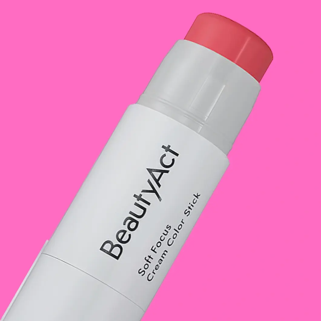 BeautyAct Soft Focus Cream Color Stick korallinvärisellä kärjellä vaaleanpunaisella taustalla.
