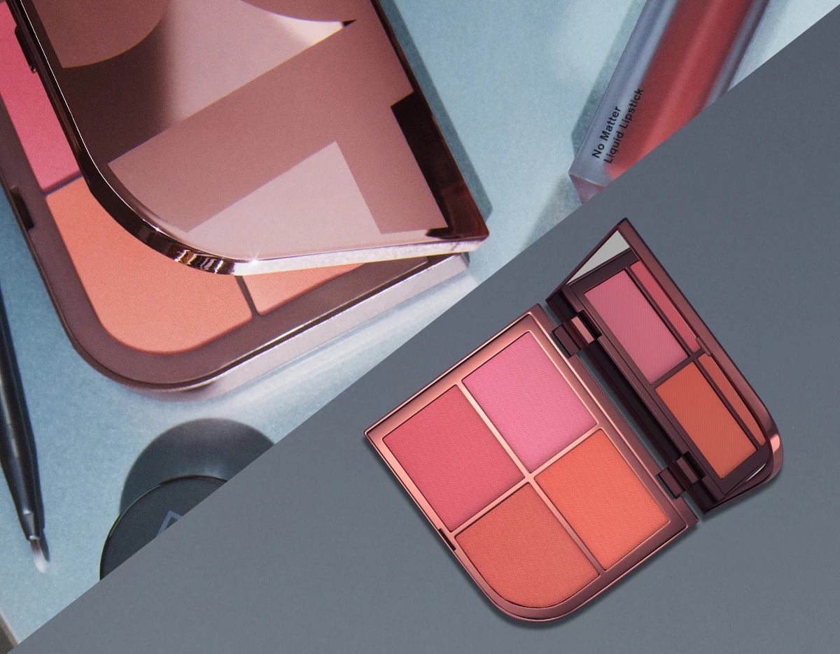 Sminkpalett med fyra nyanser i rosa och orange toner, tillsammans med andra sminkprodukter i bakgrunden.