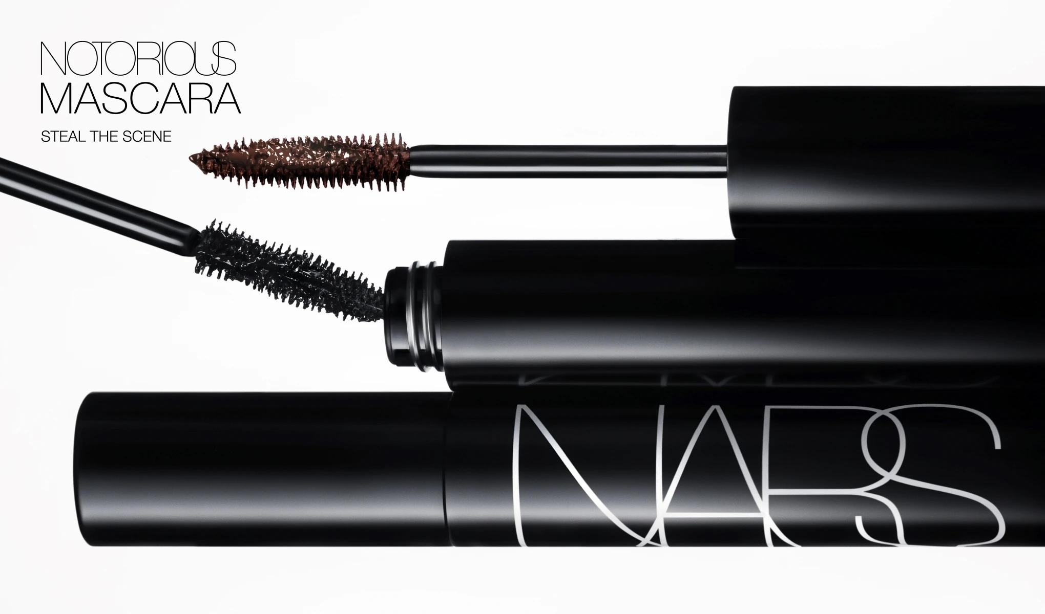 NARS Notorious Mascara med to mascarabørster, en svart og en brun. Tekst: 'NOTORIOUS MASCARA STEAL THE SCENE'.