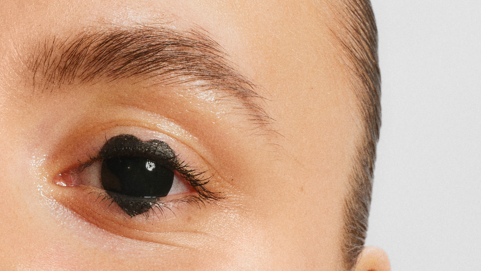 Nærbilde av et øye med en svart hjerte tegnet over.
