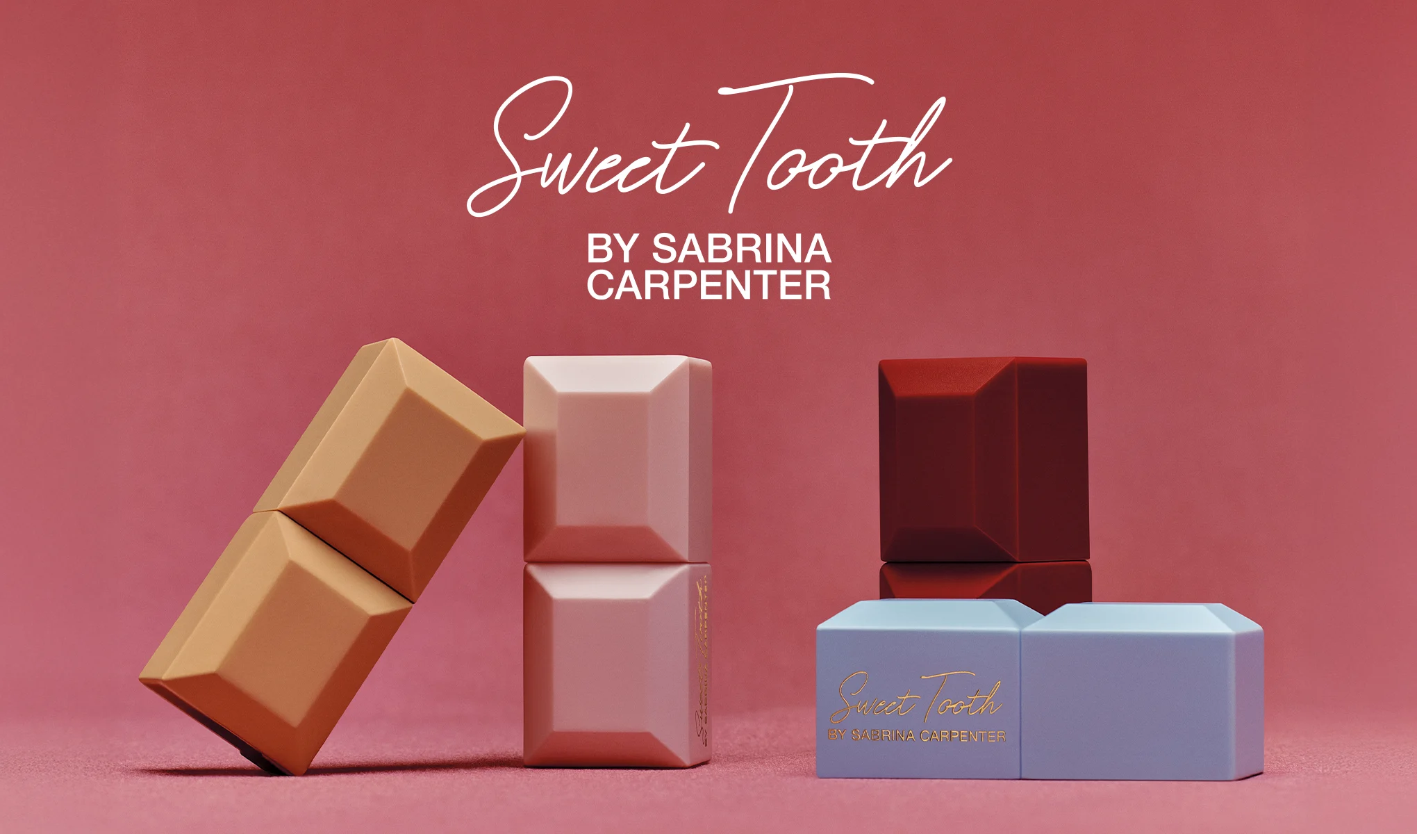 Produkter i ulike farger arrangert mot rosa bakgrunn, med teksten «Sweet Tooth by Sabrina Carpenter».