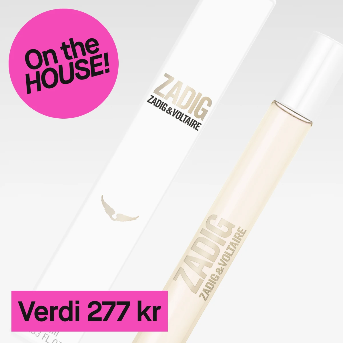  Et nærbilde av en parfymeflaske og dens emballasje. Flasken er gjennomsiktig med teksten "Zadig & Voltaire" og emballasjen er hvit med samme tekst. Bakgrunnen er lys grå og en rosa sirkel med teksten "On the HOUSE!" vises til venstre. Under produktet er det en rosa rektangel med teksten "Verdi 277 kr".