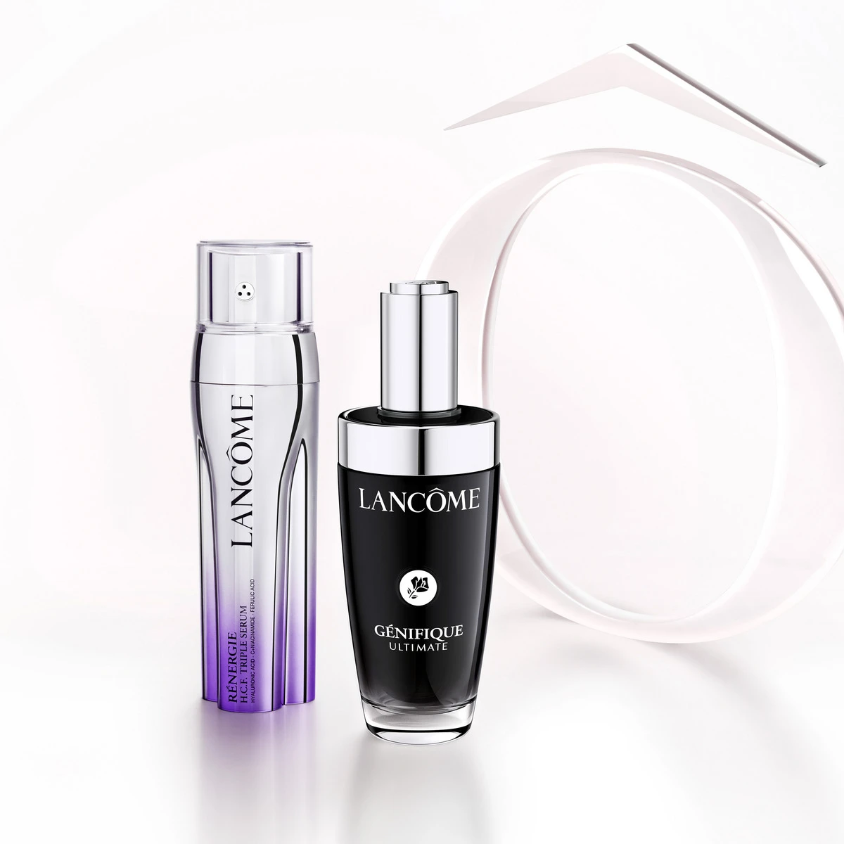 Två Lancôme-hudvårdsprodukter mot ljus bakgrund: Rénergie-serum i lila flaska och Génifique Ultimate-serum i svart pumpflaska.
