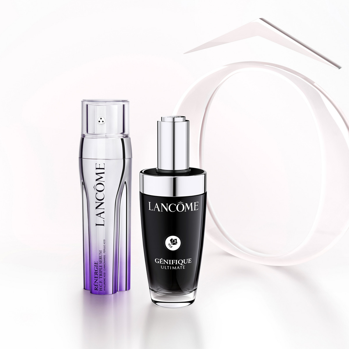 To Lancôme-hudpleieprodukter mot lys bakgrunn: Rénergie-serum i lilla flaske og Génifique Ultimate-serum i svart pumpeflaske.