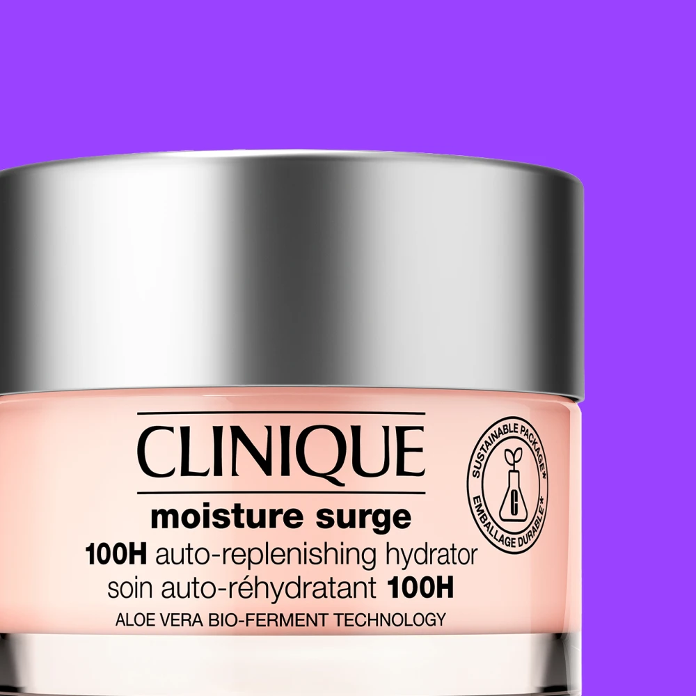 Clinique Moisture Surge 100H auto-replenishing hydrator vaaleanpunaisessa purkissa violettia taustaa vasten.