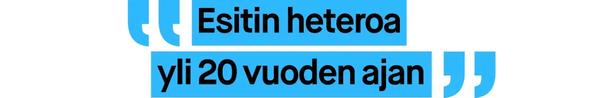 Kuva, jossa on sinisellä tekstillä kirjoitettu sitaatti. Sitaatti kuuluu: ”Esitin heteroa yli 20 vuoden ajan”.
