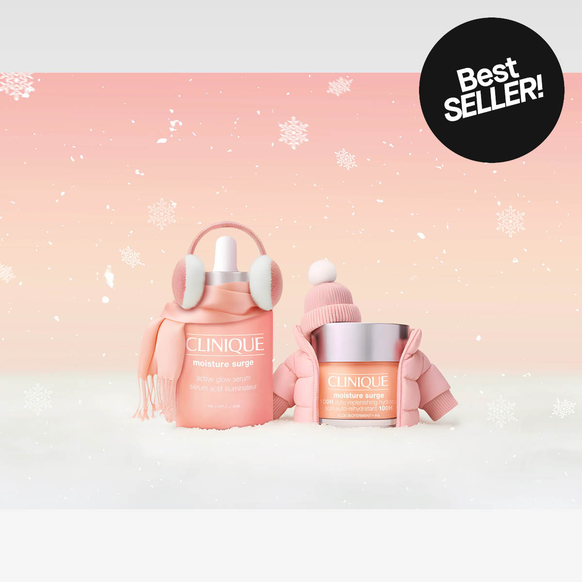 To Clinique Moisture Surge-hudpleieprodukter i et vinterlig miljø, med skjerf, ørevarmere og lue på produktene. I øvre hjørne vises en svart sirkel med teksten «Best SELLER!».