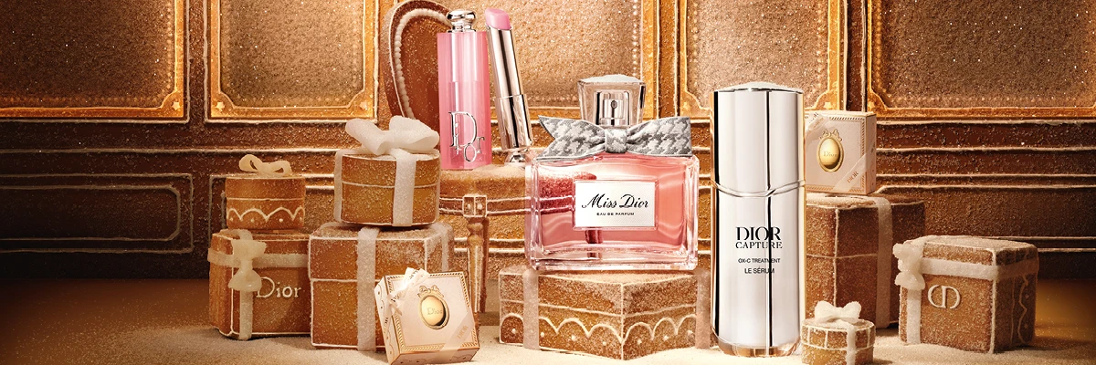 Miss Dior parfym, rosa läppstift och Dior Capture serum på sockrade pepparkaksaskar.