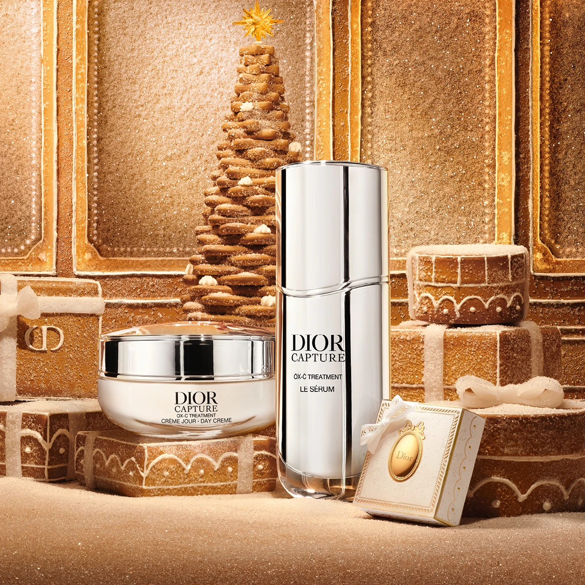 Dior Capture Day Creme og Le Sérum med et pepperkakejuletre og gaveesker på en glitrende gullbakgrunn.